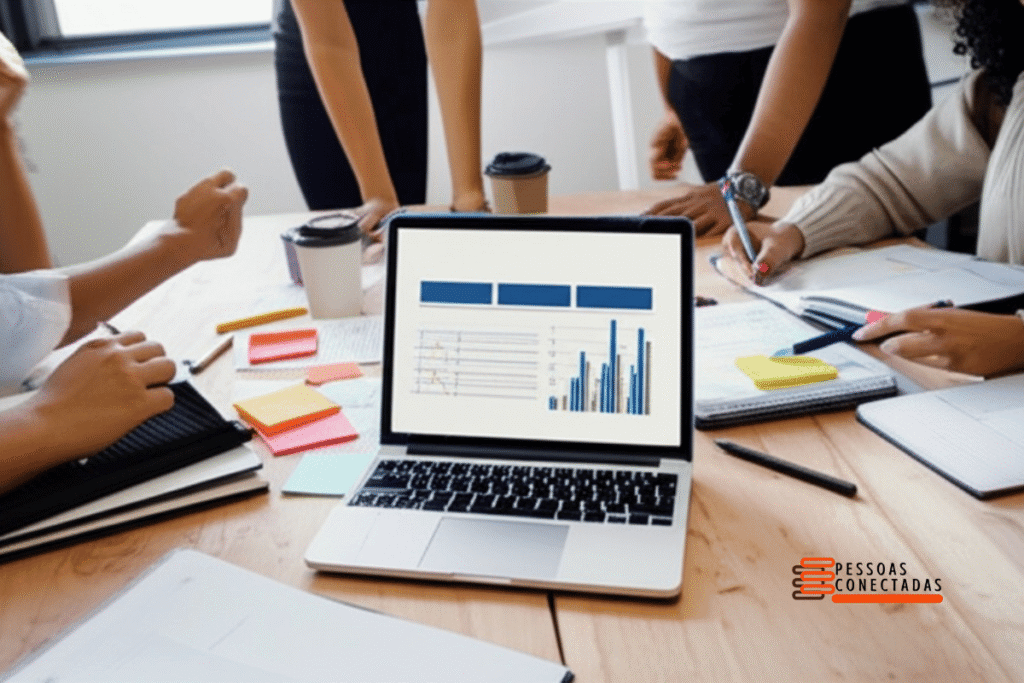 Equipe de marketing digital Pessoas Conectadas em reunião estratégica
